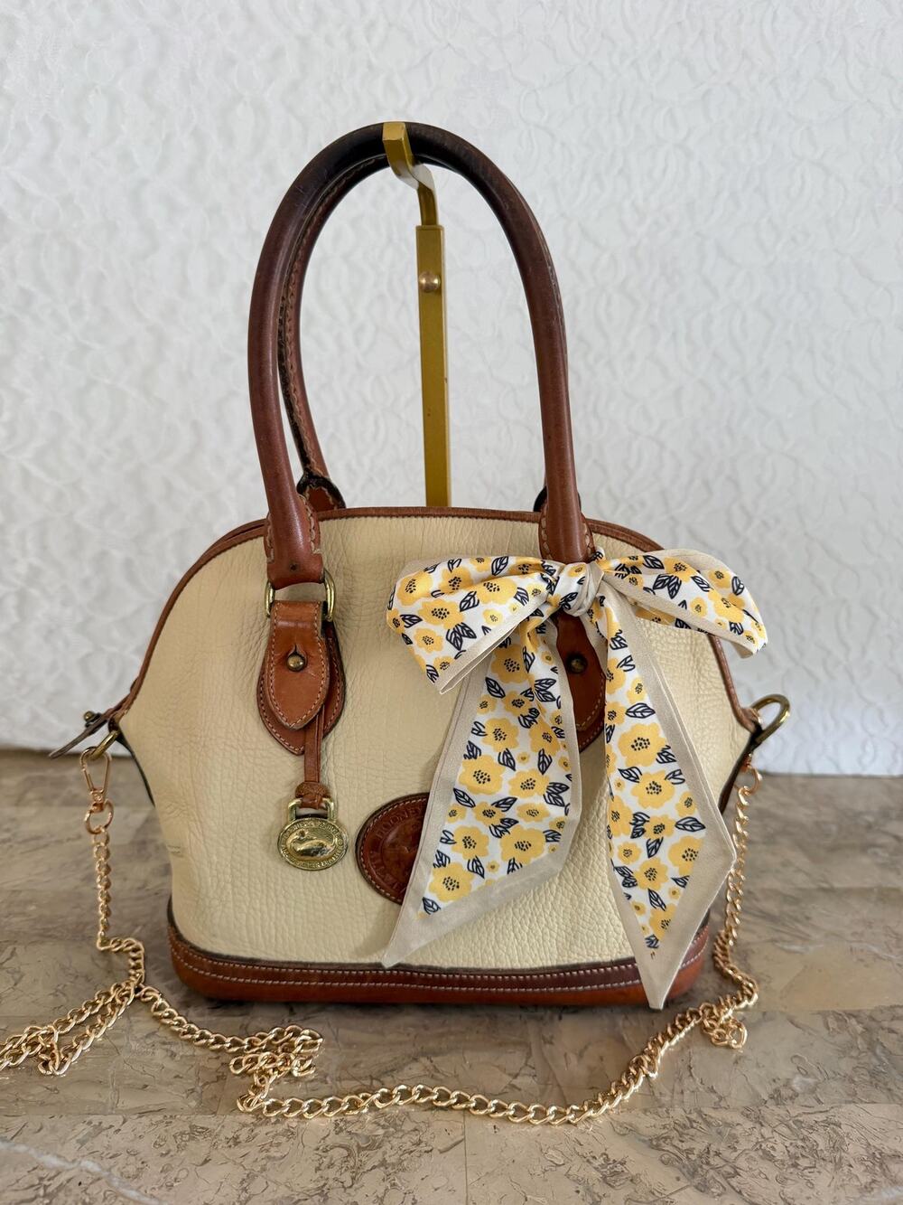 Vtg DOONEY and BOURKE AWL vanilla (all weather leather) crossbody/shoulder bag.